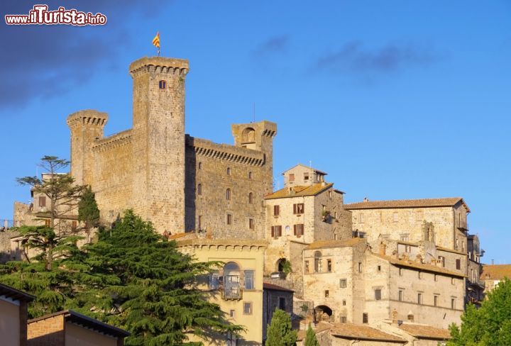 Immagine L'imponente castello di Bolsena, Italia. Eretto nel 1156 per volere di papa Adriano IV° a protezione dei centri minacciati da Federico Barbarossa, il castello noto anche come Rocca Monaldeschi della Cervara (dal nome della famiglia che lo ebbe in possesso per lungo tempo) ha forma trapezoidale con quattro torri angolari di forma diversa che rivelano la struttura gotica originaria  - © LianeM / Shutterstock.com
