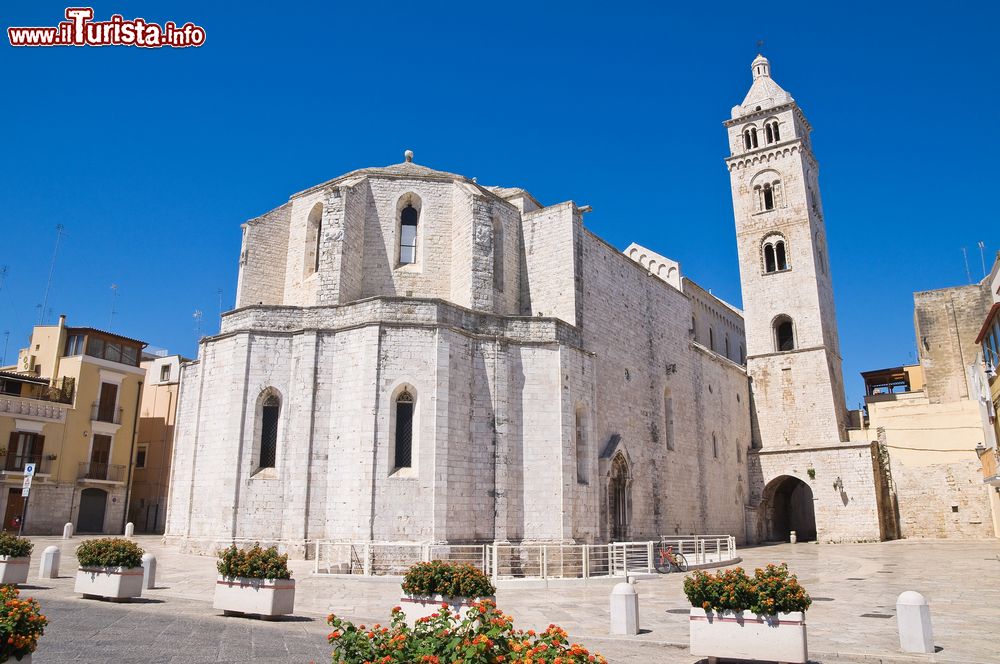 Immagine L'imponente cattedrale di Barletta, Puglia. La chiesa ha raggiunto il suo massimo splendore all'epoca delle crociate diventanto punto di transito per i fedeli che si recavano in Terra Santa.