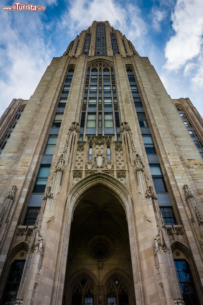 Immagine L'imponente cattedrale di Learning all'Università di Pittsburgh, Pennsylvania. Questo luogo del sapere si presenta con le fattezze di un edificio neogotico dalla forma a torre.