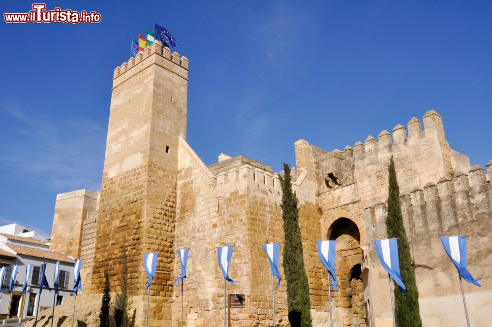 Immagine L'imponente Porta di Siviglia a Carmona (Spagna): è una delle due porte di accesso alle mura cittadine (l'altra è quella di Cordoba) ancora oggi visibili.