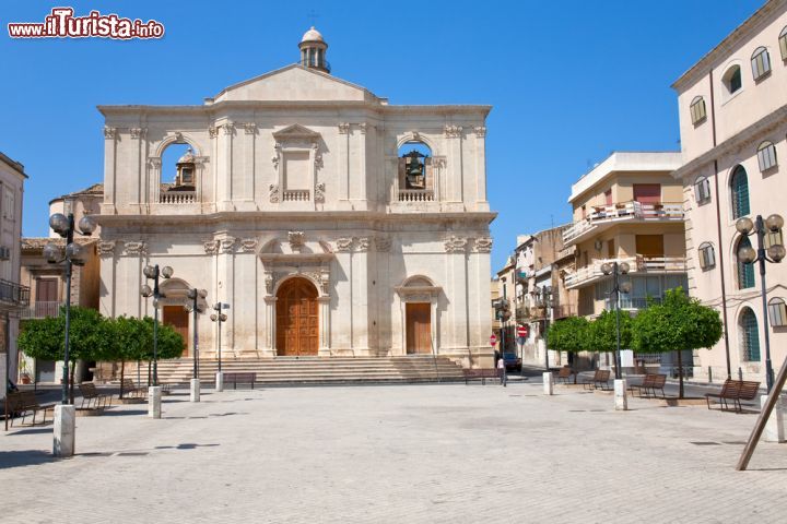 Immagine L'incompiuta facciata della Chiesa del Santissimo Crocifisso, a Noto - La Chiesa del Santissimo Crocifisso, sebbene sia ancora incompiuta nella facciata, è una delle chiese più grandi e importanti di Noto, splendida espressione di un '700 barocco che qui, a Noto, raggiunge una delle sue massime espressioni a livello regionale ma anche nazionale. - © vvoe / Shutterstock.com