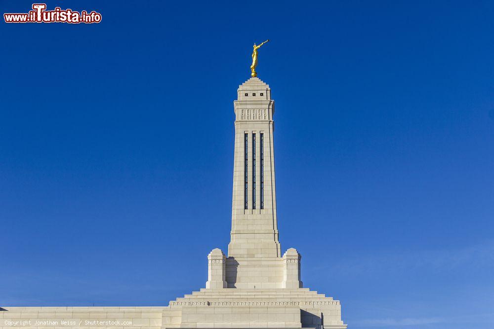 Immagine L'Indianapolis Mormon Temple con la statua sulla sommità, Indiana (USA): questo tempio, il primo costruito nello stato, è stato ultimato nel 2015 - © Jonathan Weiss / Shutterstock.com