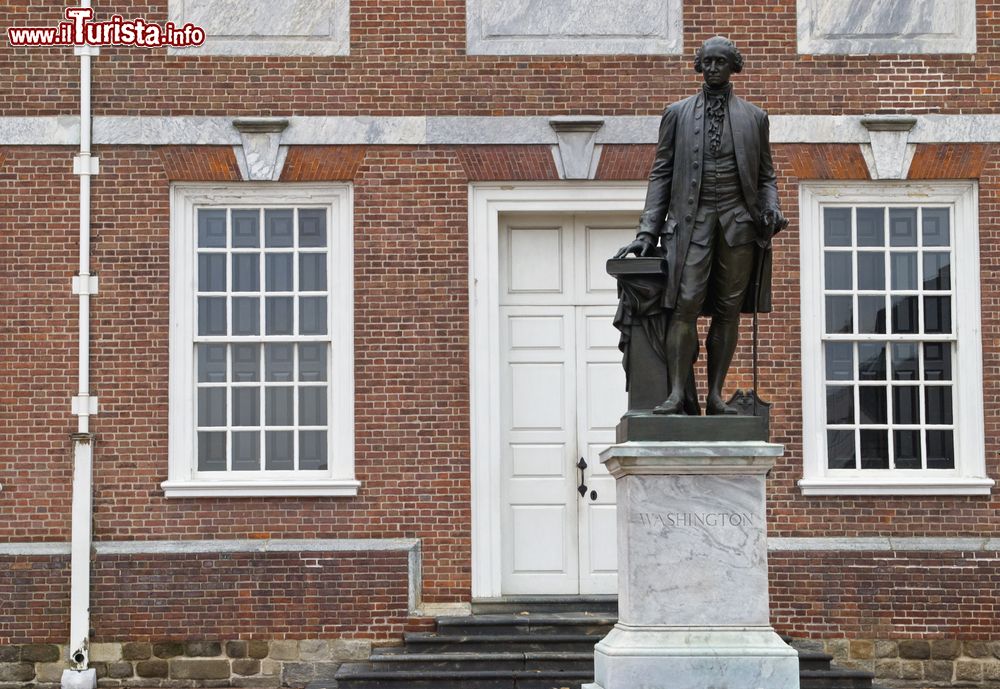 Immagine L'Indipendence Hall di Philadelphia con la scultura in bronzo di George Washington, primo presidente degli Stati Uniti d'America.