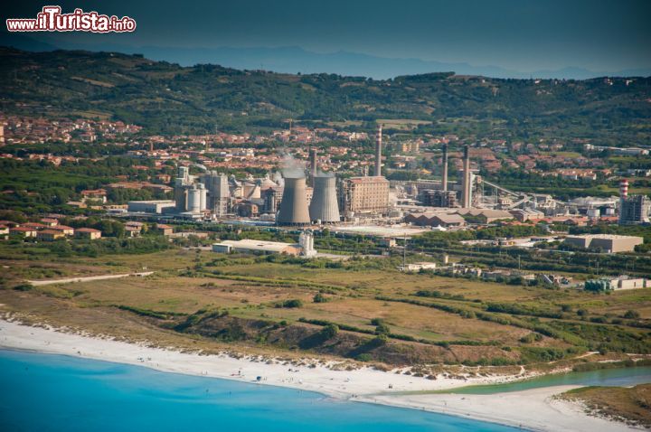 Immagine L'industria Solvay a ridosso della spiaggia di Rosignano in Toscana