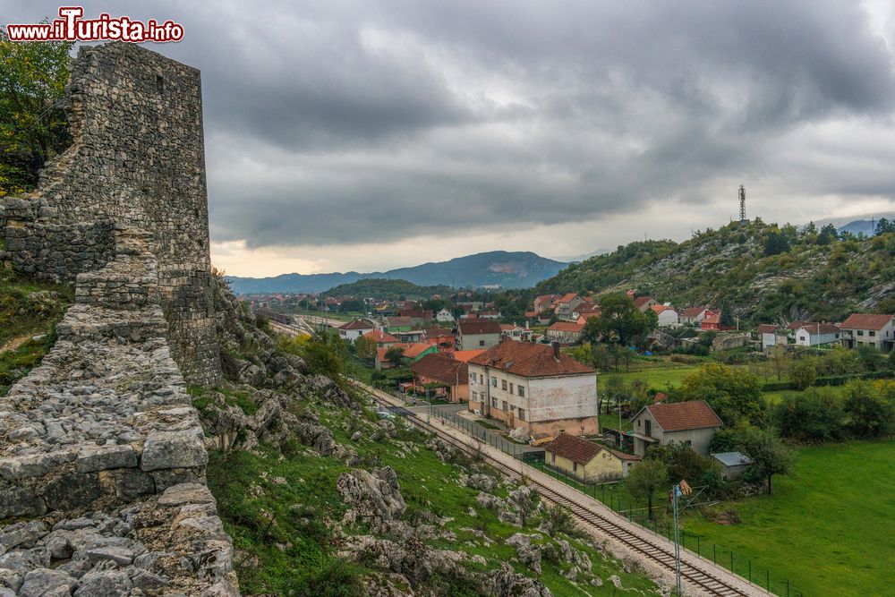 Immagine La linea ferroviaria di Niksic vista dall'alto, Montenegro. Capolinea della tratta Niksic-Podgorica, questa linea veniva usata originariamente solo per il trasporto dei minerali vergo gli impianti della capitale. Dall'ottobre 2012 è stata riaperta anche al traffico dei passeggeri.