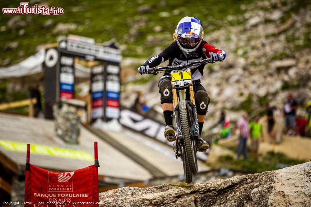Immagine L'inglese Rachel Atherton in gara all'UCI Mountain Bike Downhill World Cup in Val d'Isère (Francia) - © Victor Lucas Photography / Shutterstock.com