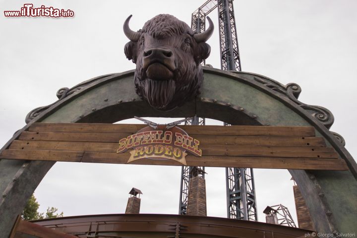 Immagine L'ingresso al Buffalo Bill Rodeo di Mirabilandia, Emilia Romagna, Italia. Volete trasformarvi in eroi del Far West? Allora non perdete la possibilità di essere i protagonisti di un entusiasmante rodeo sul nuovo disco coaster Buffalo Bill Rodeo.