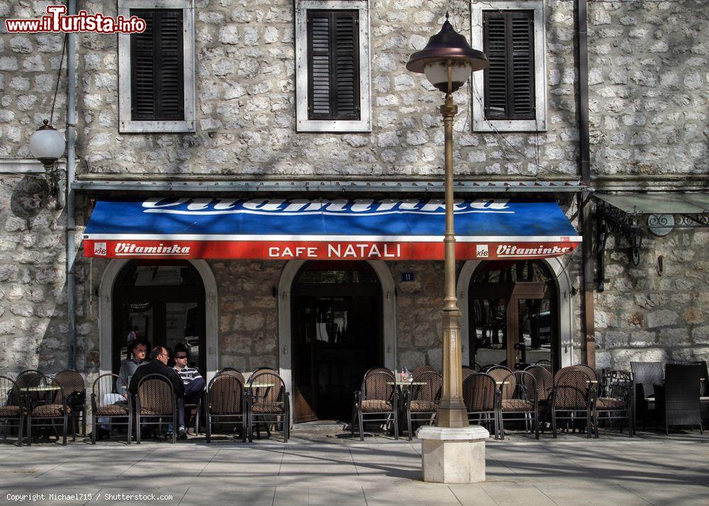 Immagine L'ingresso del Cafe Natali nel centro storico di Trebinje, Bosnia Erzegovina - © Michael715 / Shutterstock.com