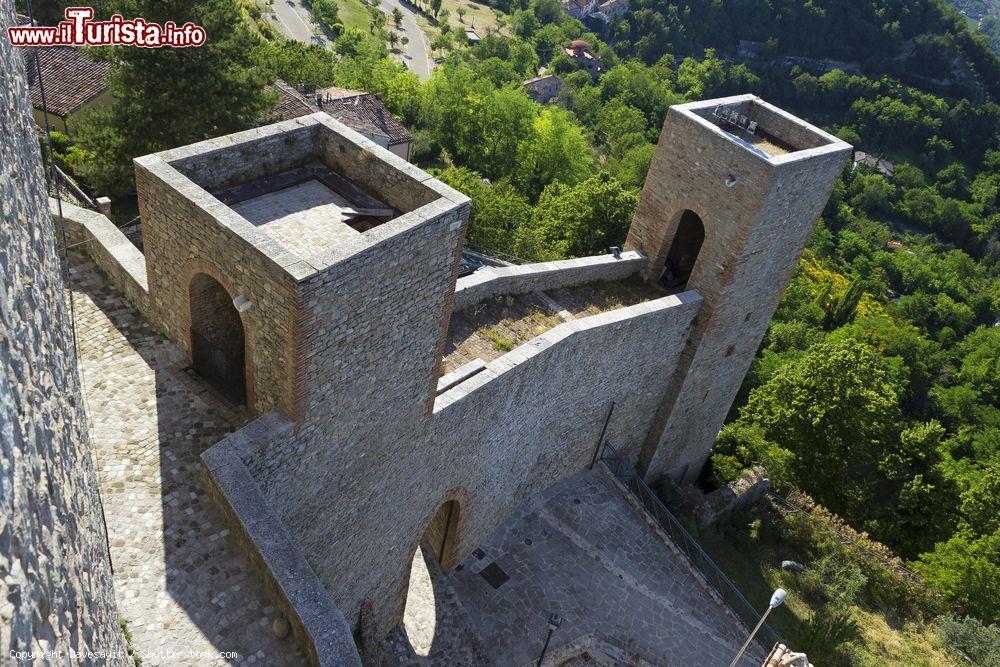 Immagine L'ingresso del castello di Montefiore Conca visto dall'alto, provincia di Rimini - © Davesayit / Shutterstock.com