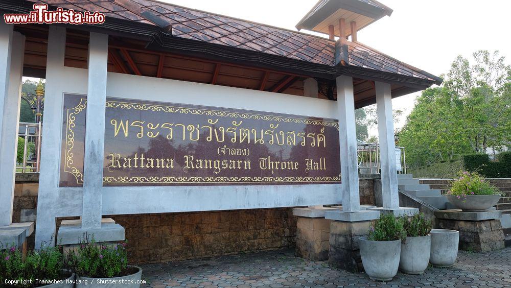 Immagine L'ingresso del Rattanarangsarn Palace nella provincia di Ranong, Thailandia - © Thanachet Maviang / Shutterstock.com