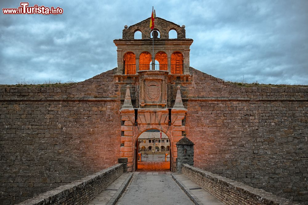 Immagine L'ingresso della fortezza La Ciudadela a Jaca, Aragona, Spagna. Ordinata da Filippo II° dopo i gravi disordini avvenuti con la fuga di Antonio Perez e come parte della strategia difensiva contro la Francia, questa fortezza impedì il passaggio degli Ugonotti attraverso i Pirenei.