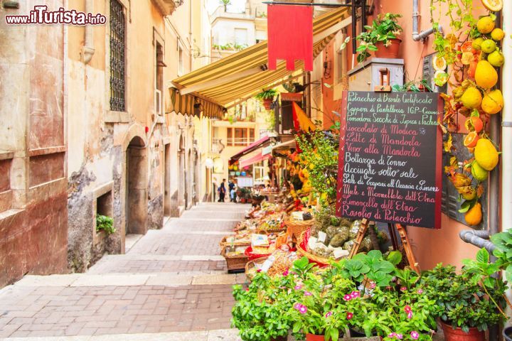 Immagine L'ingresso di un negozio a Taormina, Sicilia. Sulla lavagna in ardesia si può trovare l'elenco dei prodotti tipici in vendita in questa bottega fra cui capperi, pistacchi, bottarga e limoncello.