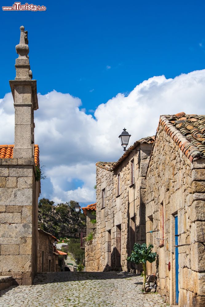 Immagine Linhares da Beira, storico villaggio rurale del Portogallo, con edifici in pietra e stretti vicoli.