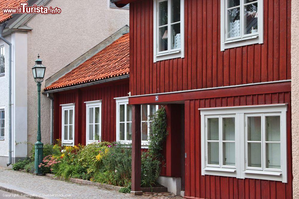 Immagine Linkoping, Svezia: vecchia architettura edilizia in Hunnebergsgatan Street - © Tupungato / Shutterstock.com