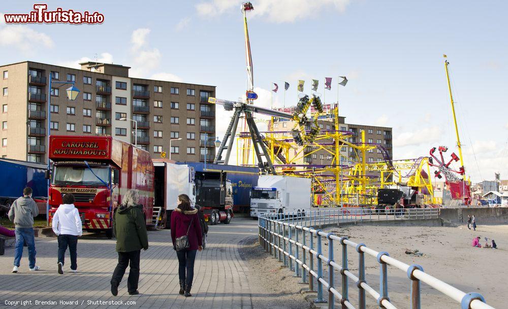 Immagine Links Market, la strada più lunga d'Europa, a Kirkcaldy, Scozia, UK. Questa strada che si snoda per un miglio ospita dal 1304 il mercato costituito dalla più lunga fila di bancarelle - © Brendan Howard / Shutterstock.com