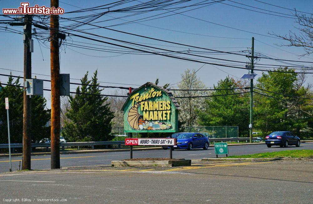 Immagine L'insegna con orari del Trenton Farmers Market, New Jersey (USA): è aperto al pubblico dal martedì al sabato dalle 9  alle 18 - © EQRoy / Shutterstock.com