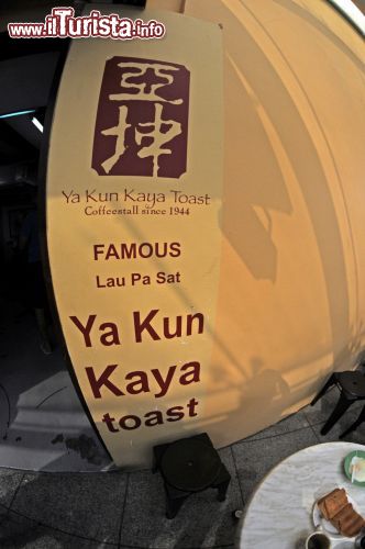 Immagine L'insegna del famoso Ya Kun Kaya Toast, un bel coffeshop in stile retrò dove gustare la tipica specialità a base di toast imburrato con kaya, marmellata di cocco e uova intinto ancora nell'uovo: aggiungeteci pepe nero e salsa di soia e gustate questa colazione/spuntino con una tazza di kopi, caffè bello forte. Si trova al 18 di China Street - © Sonja Vietto Ramus