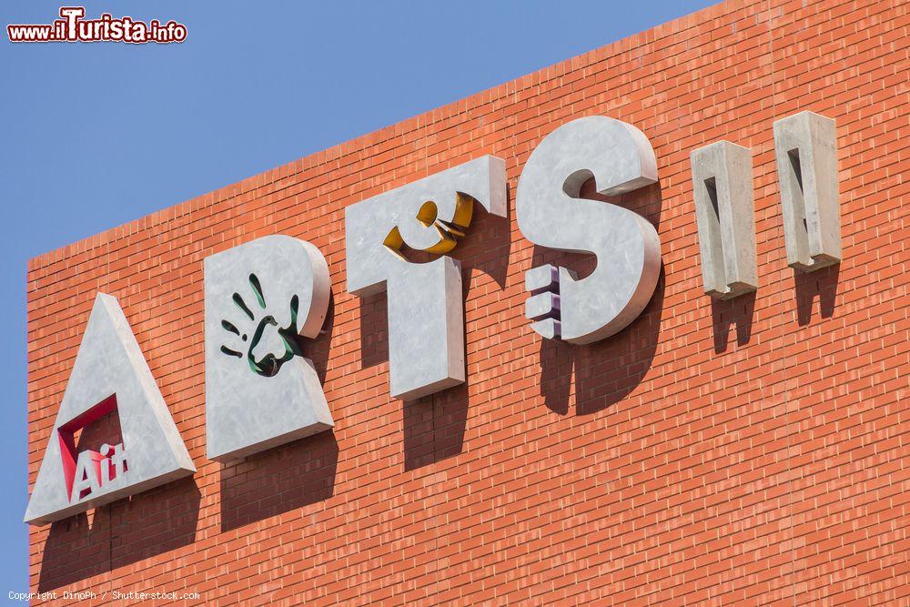 Immagine L'insegna dell'Adelaide College of the Arts, Australia. Fondato nel 2001, questo campus situato in Light Square è specializzato nell'insegnamento delle arti dello spettacolo - © DinoPh / Shutterstock.com