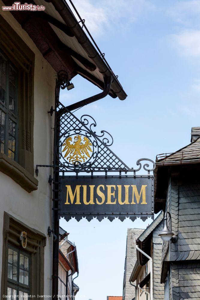 Immagine L'insegna "Museo" sulla facciata di un edificio nel centro di Goslar, Germania - © Valentin Ivantsov / Shutterstock.com