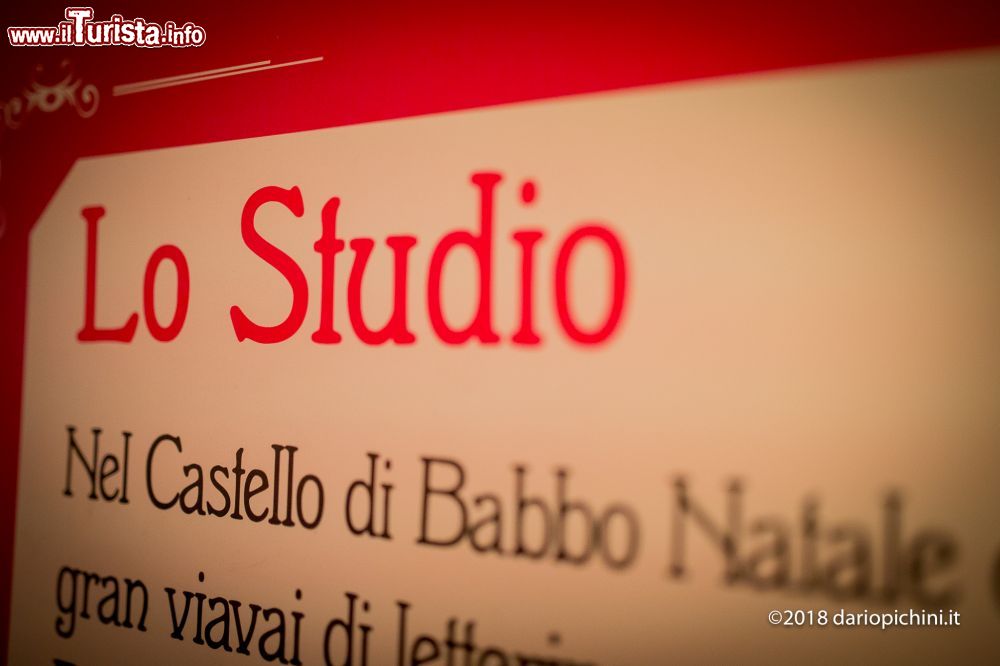 Immagine L'insegna per lo studio di Babbo Natale a Montepulciano (Toscana).