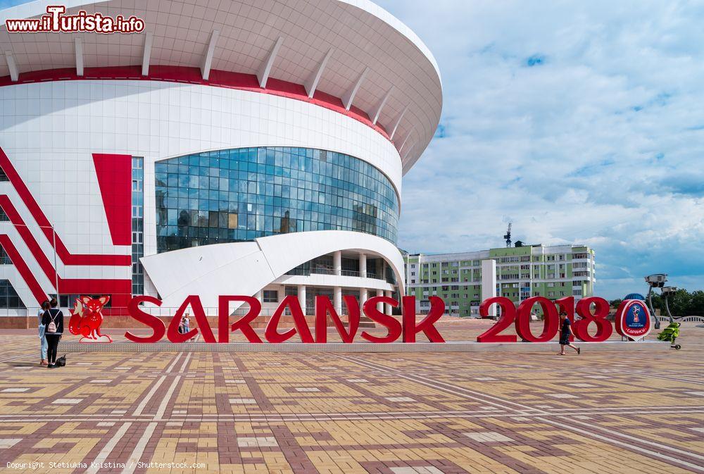 Immagine L'insegna "Saransk 2018" per la Fia Cup 2018 davanti al centro sportivo cittadino, Russia - © Stetiukha Kristina / Shutterstock.com