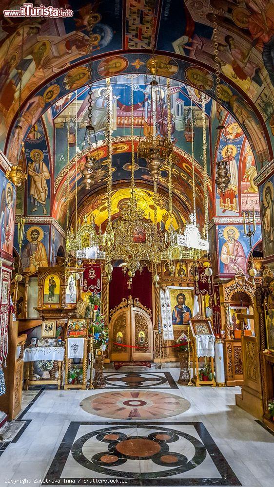 Immagine L'interno del monastero serbo ortodosso del XV° secolo a Trebinje, Bosnia Erzegovina. Le fondamenta del IV° secolo della prima chiesa romana del sito sono tutt'oggi visibili - © Zabotnova Inna / Shutterstock.com