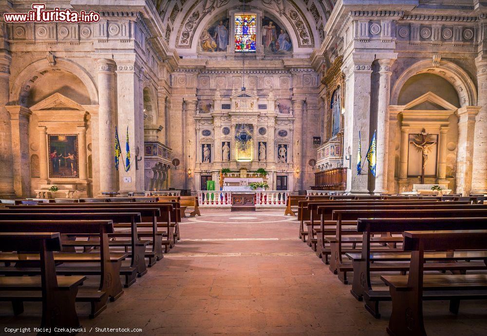 Immagine L'interno della chiesa della Madonna di San Biagio a Montepulciano, Toscana, Italia - © Maciej Czekajewski / Shutterstock.com