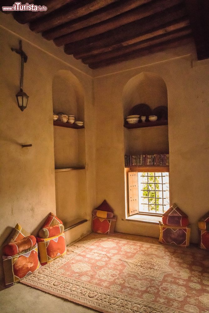 Immagine L'interno della fortezza di Nizwa, Oman. Costruito nel XVII° secolo dal sultano Bin Saif Al-Arabi, si distingue per una vasta torre che domina sul souk. Restaurato nel 1998, accoglie al suo interno un'esposizione interattiva.