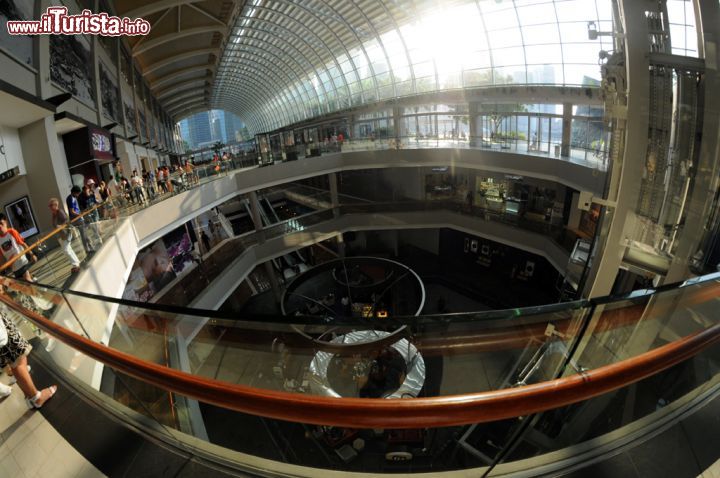 Immagine L'interno di uno dei tanti centri commerciali di Singapore. I prezzi stracciati sono ormai un lontano ricordo ma la città resta una perfetta meta per lo shopping. Gli immensi mall sono veri e propri templi del consumismo con firme internazionali d'alta moda, abbigliamento casual e ultime novità di elettronica - © Sonja Vietto Ramus