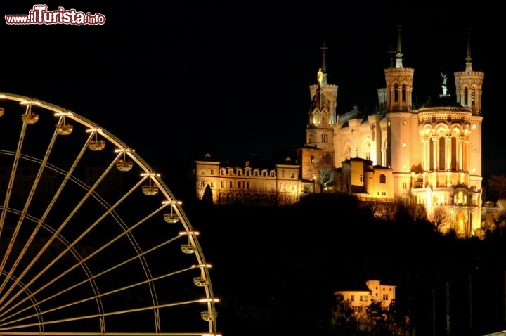 Immagine Lione durante il Festival delle Luci: la Basilica de Fourviere e la ruota panoramica, Francia.