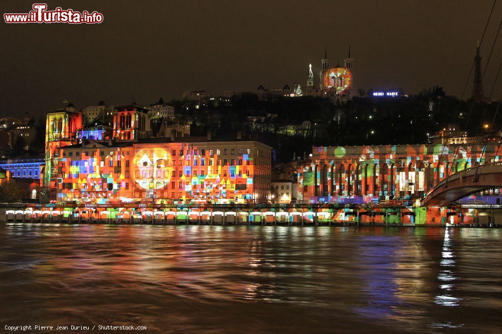 Immagine Una suggestiva immagine di Lione illuminata dalle installazioni della Festa delle Luci, l'evento più importante della città francese - foto © Pierre Jean Durieu / Shutterstock.com