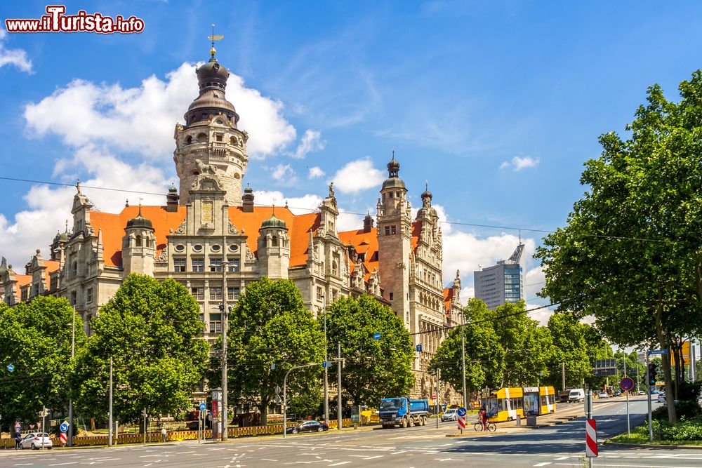 Immagine Lipsia, Germania: il Nuovo Municipio fotografato in una giornata di sole con il cielo azzurro.