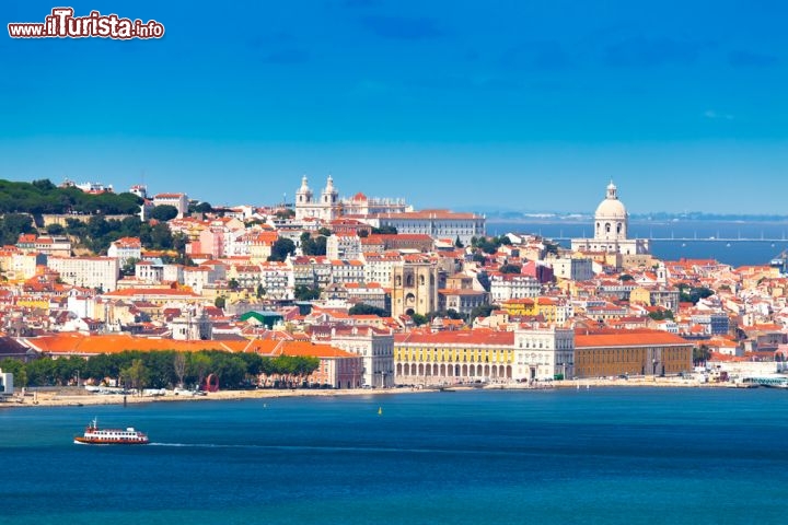 Immagine Lisbona e il fiume Tejo visti dall'Almada - © INTERPIXELS / shutterstock.com