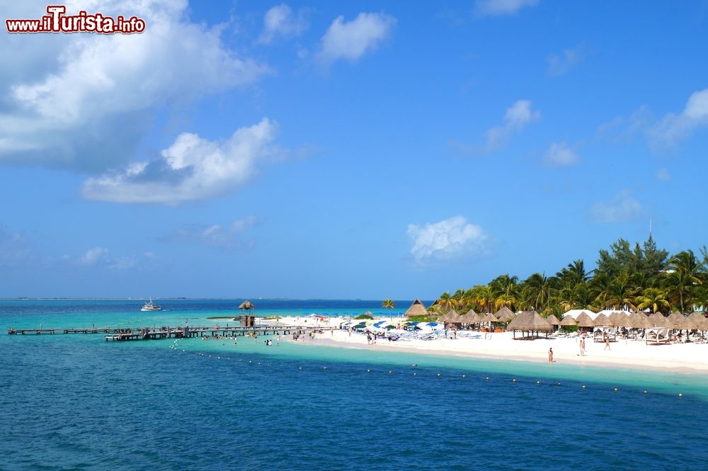 Immagine L'Isla Mujeres vista dal mare, Messico. Il nome dell'isola deriva dalle statue femminili ritrovate nei pressi del tempio della dea della fecondità Ixchel.