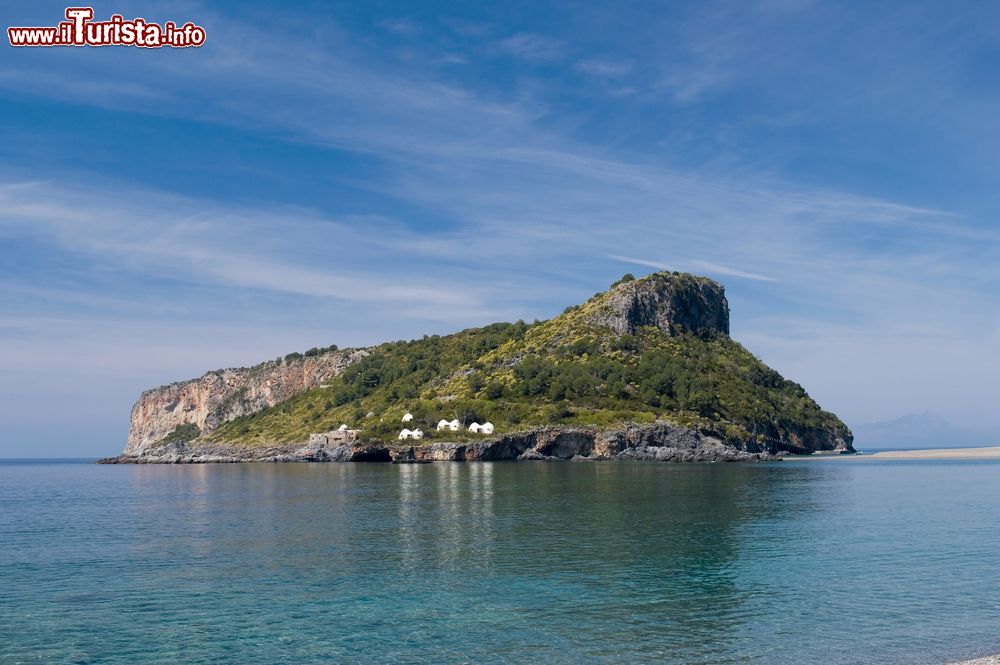 Immagine L'isola di Dino fotografata da Praia a Mare, provincia di Cosenza, in Calabria