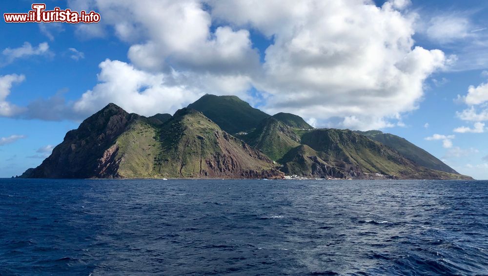 Immagine L'isola di Saba vista dal mare, Caraibi: si tratta di una municipalità speciale dei Paesi Bassi.