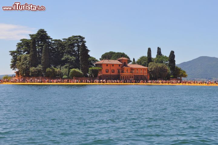 Immagine L'isola di San Paolo fotografata da Monte Isola a giugno 2016, durante il periodo dell'installazione di Christo, The Floating Piers, le passerelle galleggianti del Lago di Iseo - © s74 / Shutterstock.com