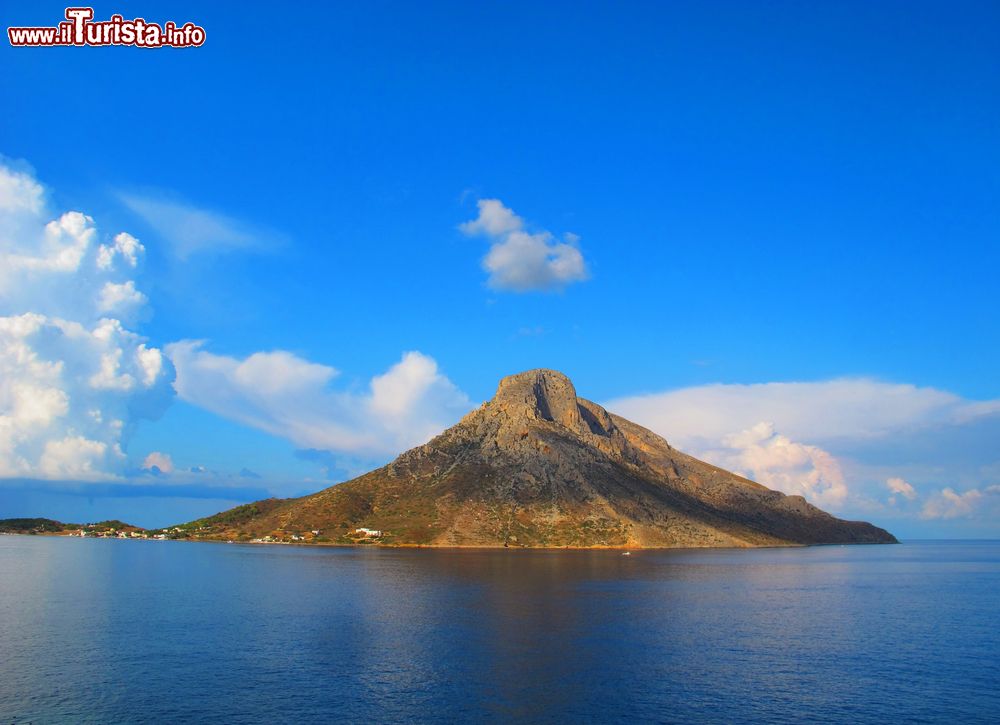 Immagine L'isola di Telendos vista da Kalymnos, Grecia. Si tratta di un territorio aspro e brullo in cui abitano pochi abitanti.