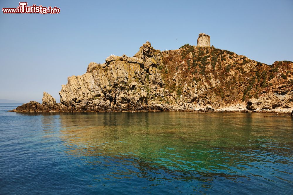 Immagine L'isolotto dello Sparviero, mar Tirreno: sorge di fronte alla costa di Punta Ala ed è noto per la Torre degli Appiani, avamposto meridionale del Principato di Piombino.