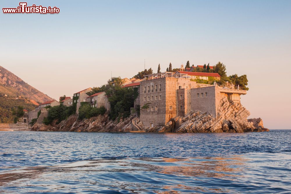 Immagine L'isolotto di Sveti Stefan (Montenegro) al calar del sole visto dal mare.