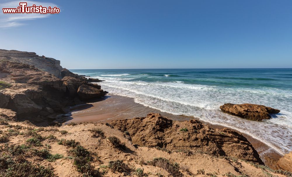 Immagine Litorale roccioso lungo l'oceano Atlantico nei pressi di Taghazout, Marocco. Da Agadir si può raggiungere facilmente la cittadina di Taghazout percorrendo la N1 in direzione nord.