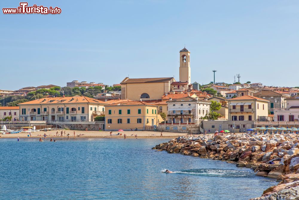 Immagine ll borgo marino di San Vincenzo in Toscana, siamo sulla Costa degli Etruschi - © Sergei Afanasev / Shutterstock.com