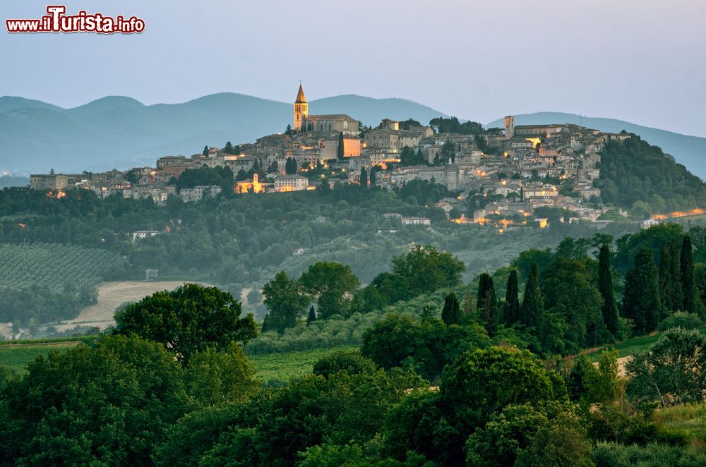 Immagine ll panorama del borgo di Todi in Umbria.