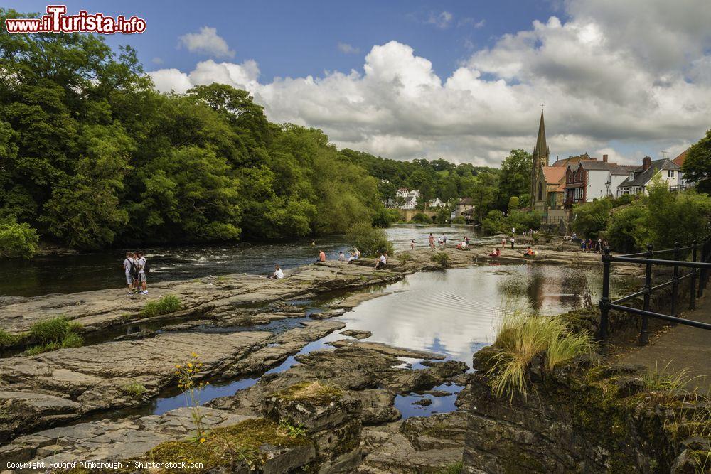 Immagine Llangollen, Galles: turisti sulle rive del fiume Dee, che attraversa il piccolo borgo di 3500 abitanti - foto © Howard Pimborough / Shutterstock.com