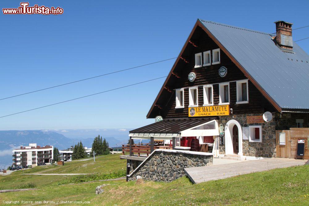 Immagine Lo baita Malamute allo ski resort di Chamrousse, Francia. Questa bella località di montagna si trova a una trentina di chilometri da Grenoble - © Pierre Jean Durieu / Shutterstock.com