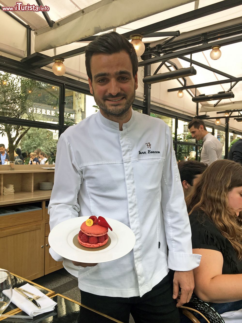 Immagine Lo chef patissier del ristorante 86 Champs a Parigi, Francia, con una deliziosa Ispahan, croccante guscio di macaron con crema di petali di rosa di Damasco, lamponi e litchi - © Sonja Vietto Ramus