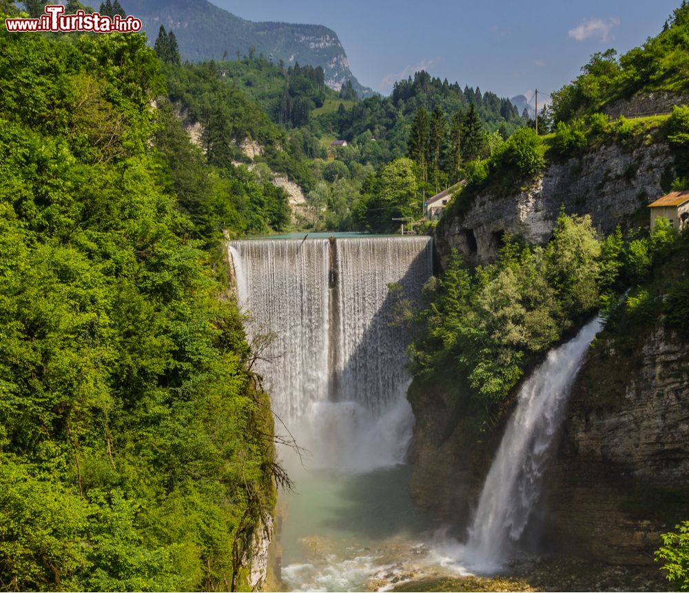 Immagine Lo sbarramento di Ponte Serra sul fiume Cismon nei pressi del villaggio di Lamon in Veneto. La tracimazione della diga è un evento che si verifica in primavera.