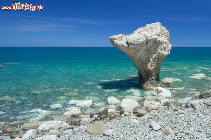 Lo scoglio ad Incudine sulla spiaggia di Roseto ... | Foto Roseto ...