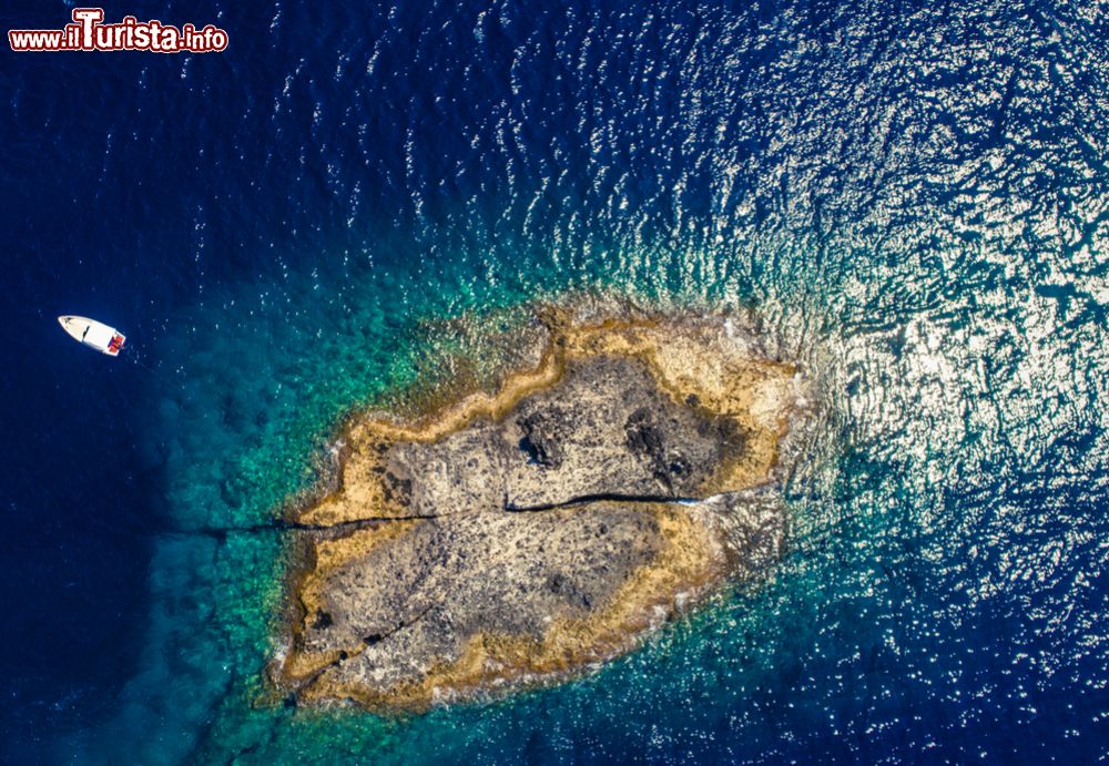 Immagine Lo scoglio di Piana di Mezzo al largo di Zannone, Isole Pontine del Lazio