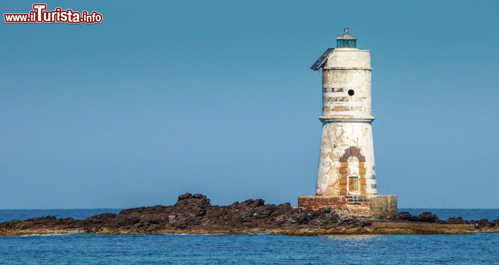 Immagine Lo scoglio Mangiabarche e il faro in una giornata di mare calmo a Calasetta in Sardegna